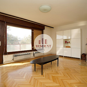 CENTER Spacious 3-room apartment, 2nd floor, garage, loggia, balcony, storage room, top location