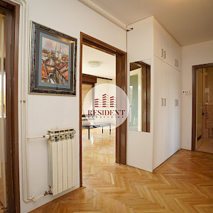 CENTER Spacious 3-room apartment, 2nd floor, garage, loggia, balcony, storage room, top location