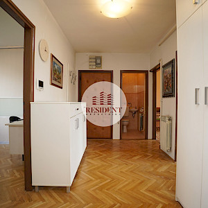 CENTER Spacious 3-room apartment, 2nd floor, garage, loggia, balcony, storage room, top location