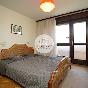 CENTER Spacious 3-room apartment, 2nd floor, garage, loggia, balcony, storage room, top location