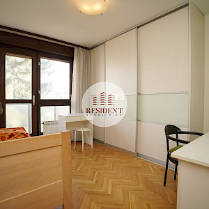 CENTER Spacious 3-room apartment, 2nd floor, garage, loggia, balcony, storage room, top location