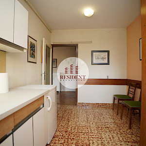 CENTER Spacious 3-room apartment, 2nd floor, garage, loggia, balcony, storage room, top location