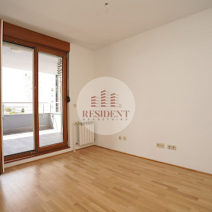 RENT - TREŠNJEVKA 5 bedroom penthouse 160 m2 + 3 PM + 1 GPM, 6th floor, top location, terrace