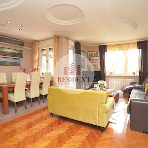 ŠPANSKO Komforan 4soban stan 80 m2, 3. kat, top lokacija, loggia, garaža, spremište