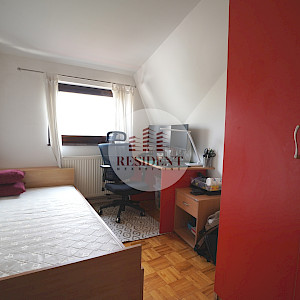 VELIKA GORICA Center - Cozy 4-room apartment 73 m2, 2nd floor, quiet environment, 2x parking spaces