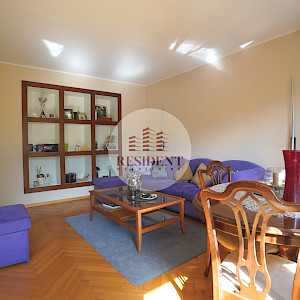 JARUN Prostran 4soban stan 87 m2, 3. kat, top lokacija, garaža, mirno okruženje, balkon, spremište, BEZ PROVIZIJE