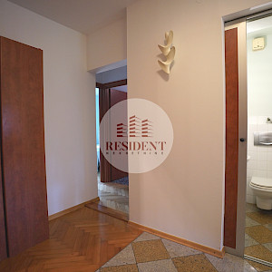 JARUN Prostran 4soban stan 87 m2, 3. kat, top lokacija, garaža, mirno okruženje, balkon, spremište, BEZ PROVIZIJE