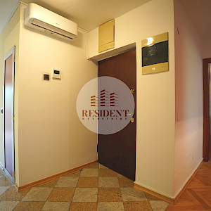 JARUN Prostran 4soban stan 87 m2, 3. kat, top lokacija, garaža, mirno okruženje, balkon, spremište, BEZ PROVIZIJE