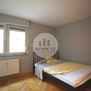 JARUN Prostran 4soban stan 87 m2, 3. kat, top lokacija, garaža, mirno okruženje, balkon, spremište, BEZ PROVIZIJE