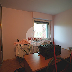 JARUN Prostran 4soban stan 87 m2, 3. kat, top lokacija, garaža, mirno okruženje, balkon, spremište, BEZ PROVIZIJE