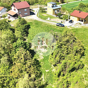 ZAPREŠIĆ – LUKA (PLUSKA) Građevinsko zemljište 650 m2 + 550 m2 zelene površine, pogled na Medvednicu
