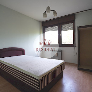 DUGAVE Ugodan 2soban stan 56 m2, 5. kat, lift, mirno okruženje, loggia, spremište