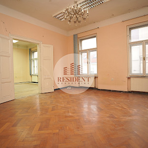 ZAGREB Centar - Prostran 4soban stan 120 m2 + parking, 1. kat, top lokacija, balkon, spremište, BEZ PROVIZIJE