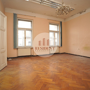 ZAGREB Centar - Prostran 4soban stan 120 m2 + parking, 1. kat, top lokacija, balkon, spremište, BEZ PROVIZIJE