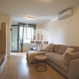 ŠPANSKO Modern 2-room apartment (49 m²) + garage parking space, new build, 1st floor, prime location, balcony, storage unit, NO COMMISSION.